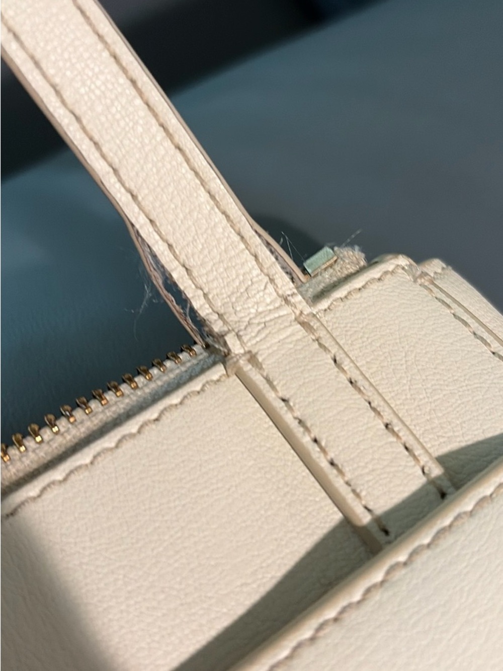 Marc Jacobs Ivory Leather Crossbody with Gold Hardware - Picture 6 of 9